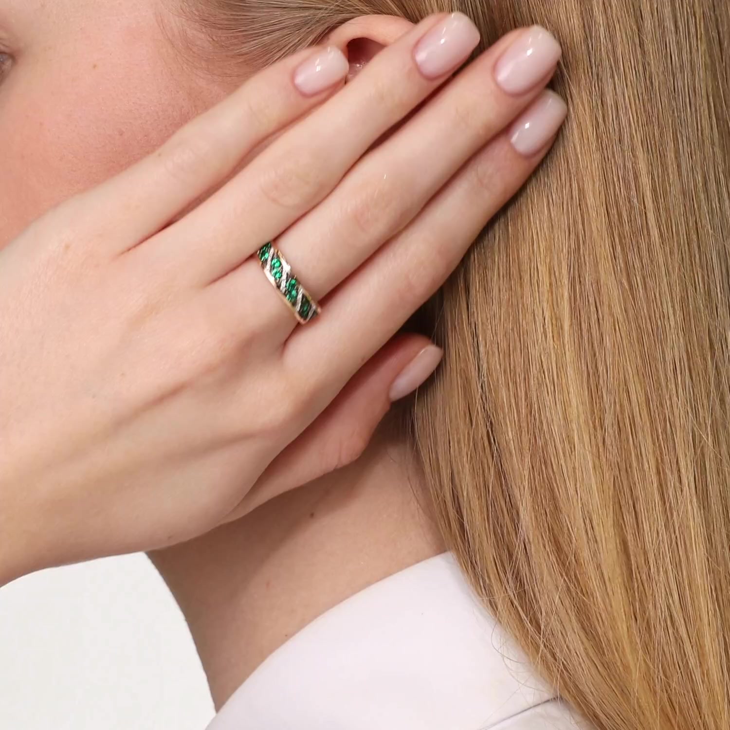 Золотое кольцо с изумрудами выращенными и бриллиантами