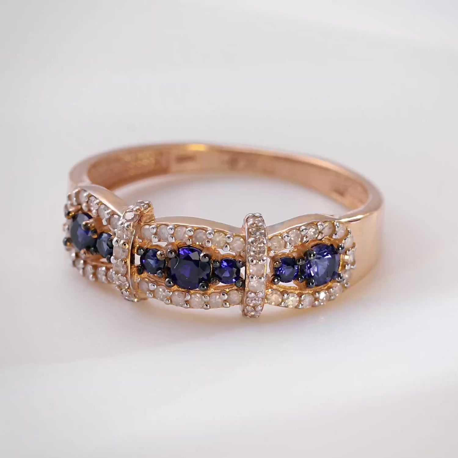 Золотое кольцо с сапфирами выращенными и бриллиантами