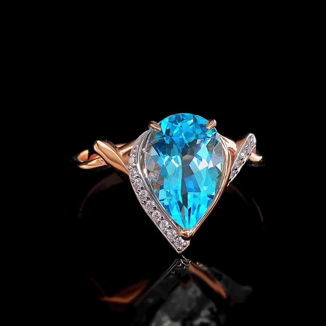 Золотое кольцо с топазом Sky и фианитами