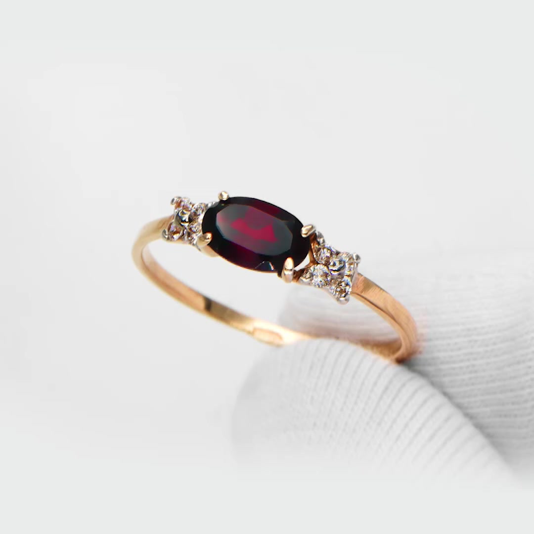 Золотое кольцо с гранатом и фианитами