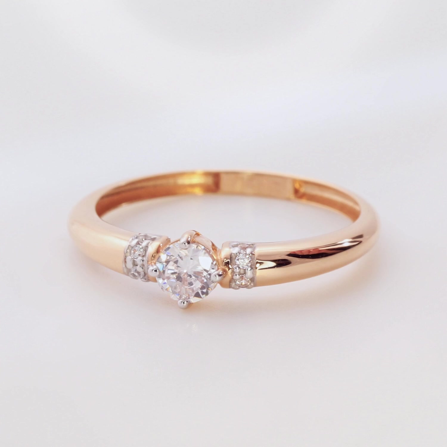 Золотое кольцо с фианитами