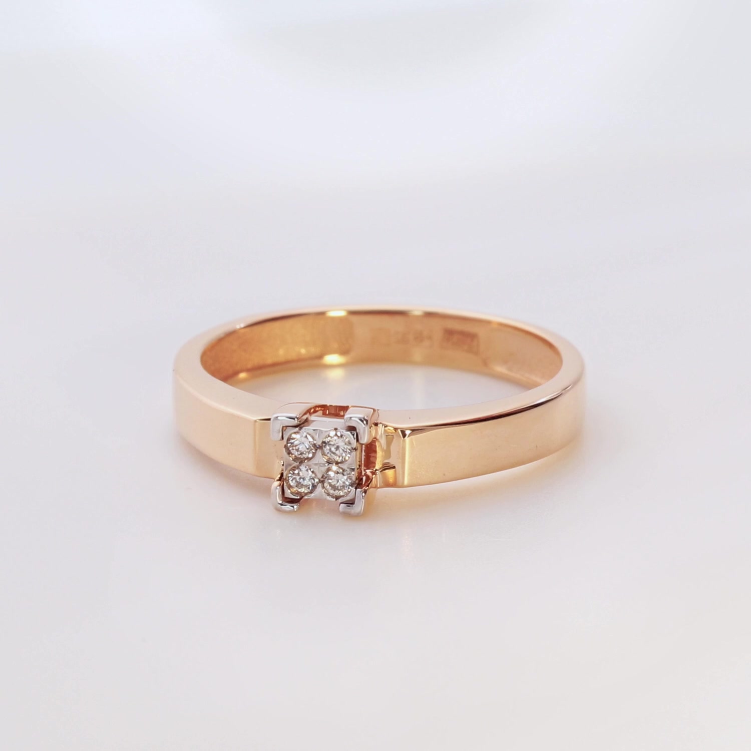 Золотое кольцо с бриллиантами