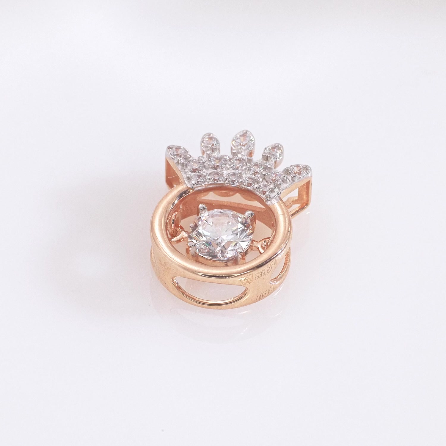 Золотая подвеска с фианитами