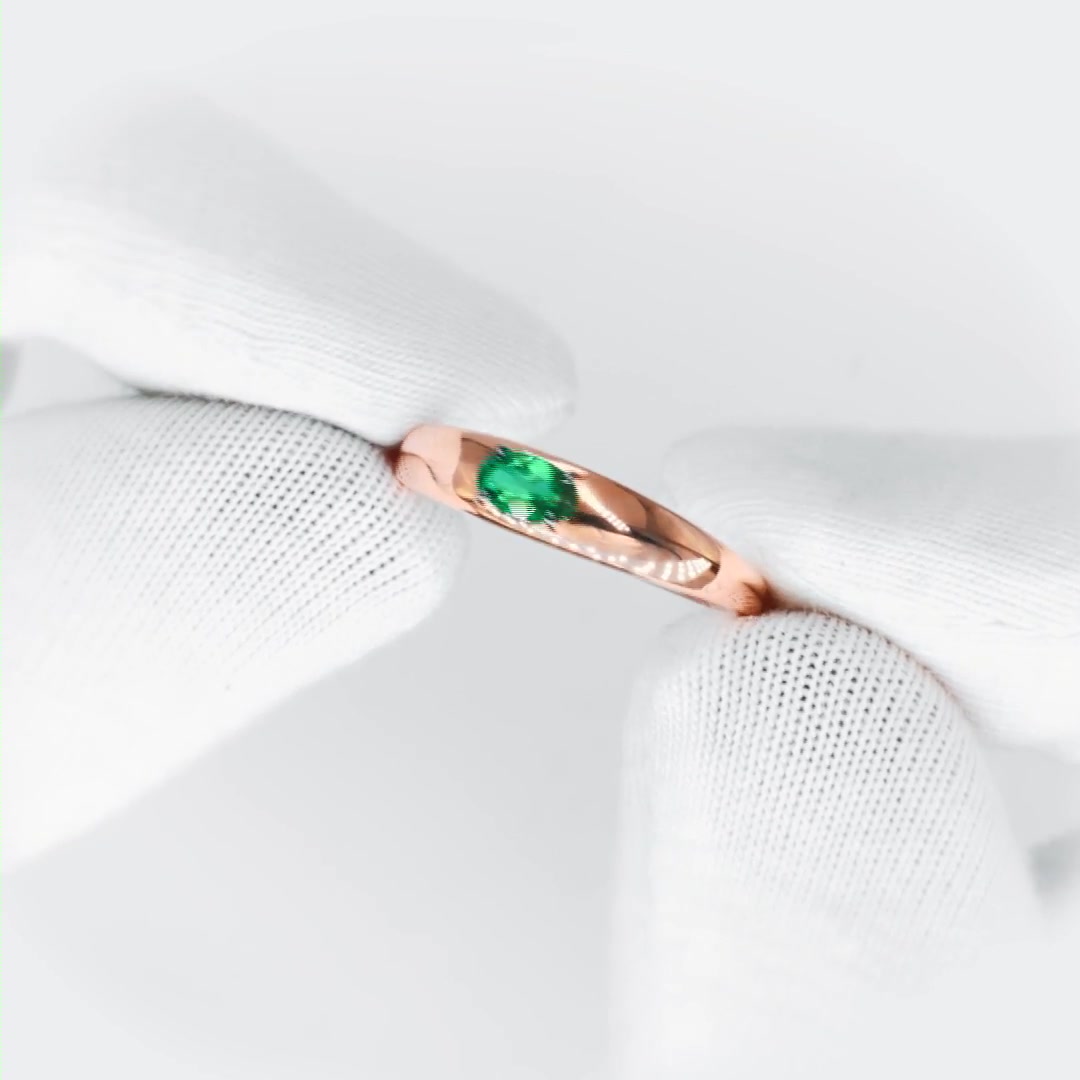 Золотое кольцо с изумрудом выращенным