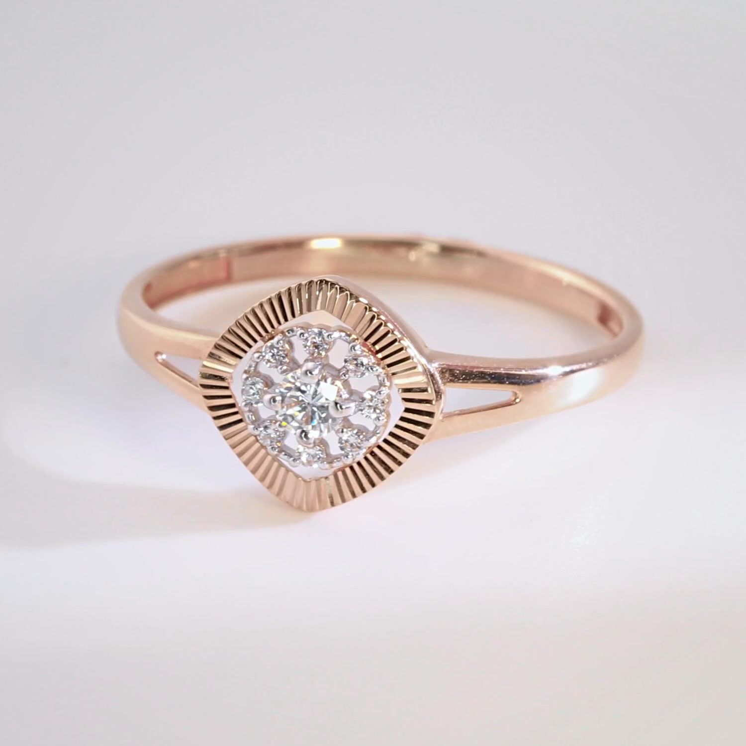 Золотое кольцо с фианитами