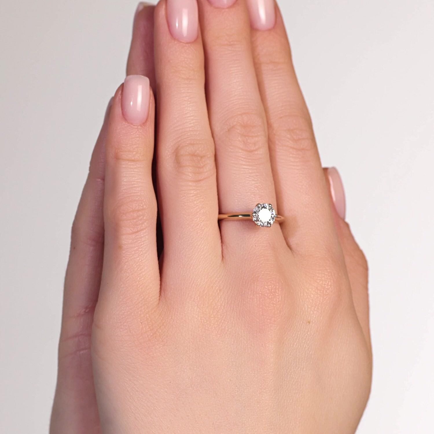 Золотое кольцо с бриллиантом выращенным