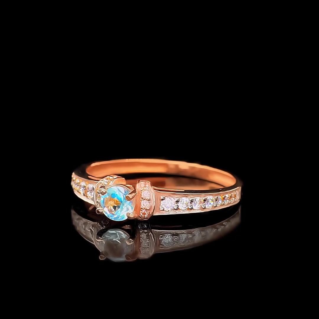 Золотое кольцо с топазом Sky и фианитами