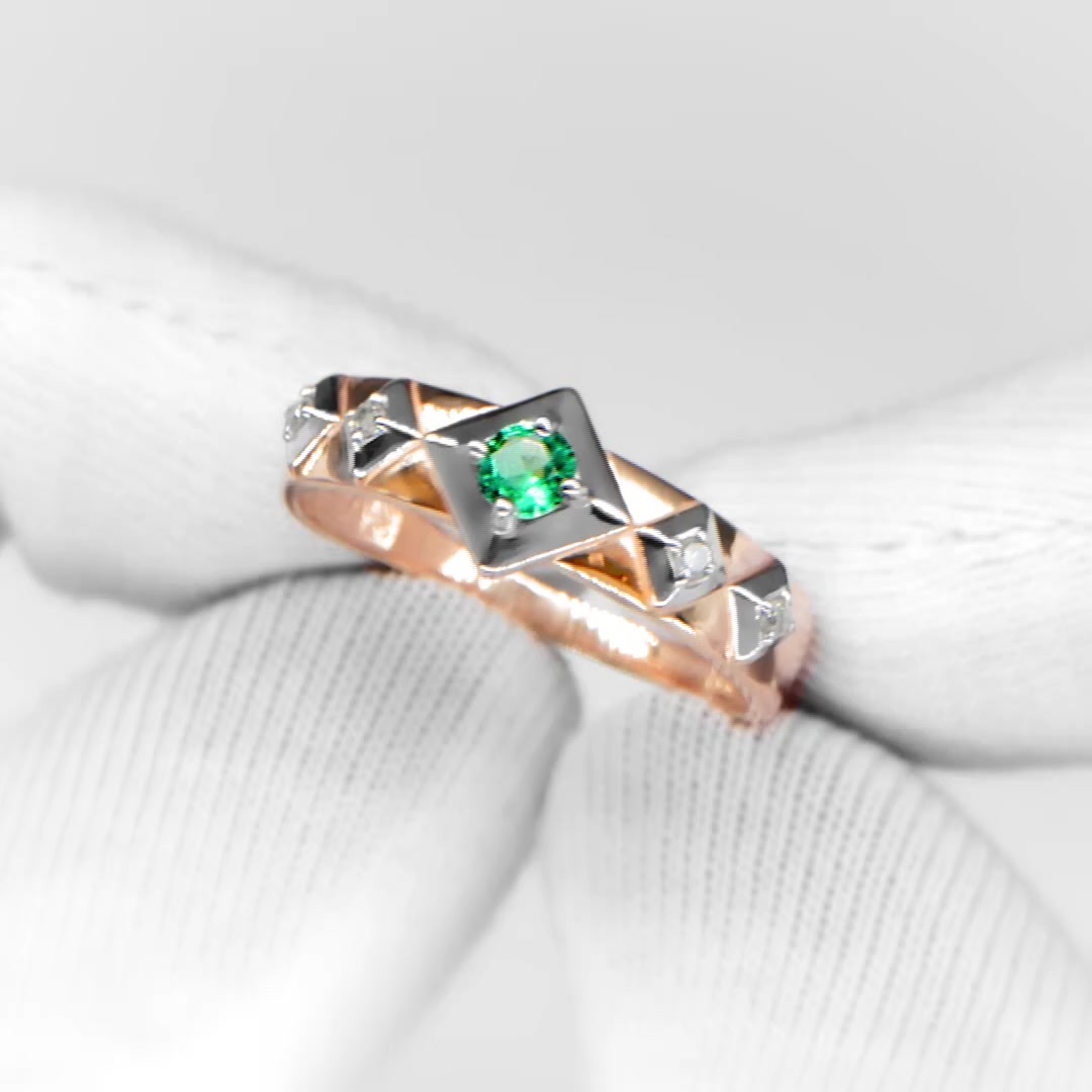 Золотое кольцо с изумрудом и бриллиантами