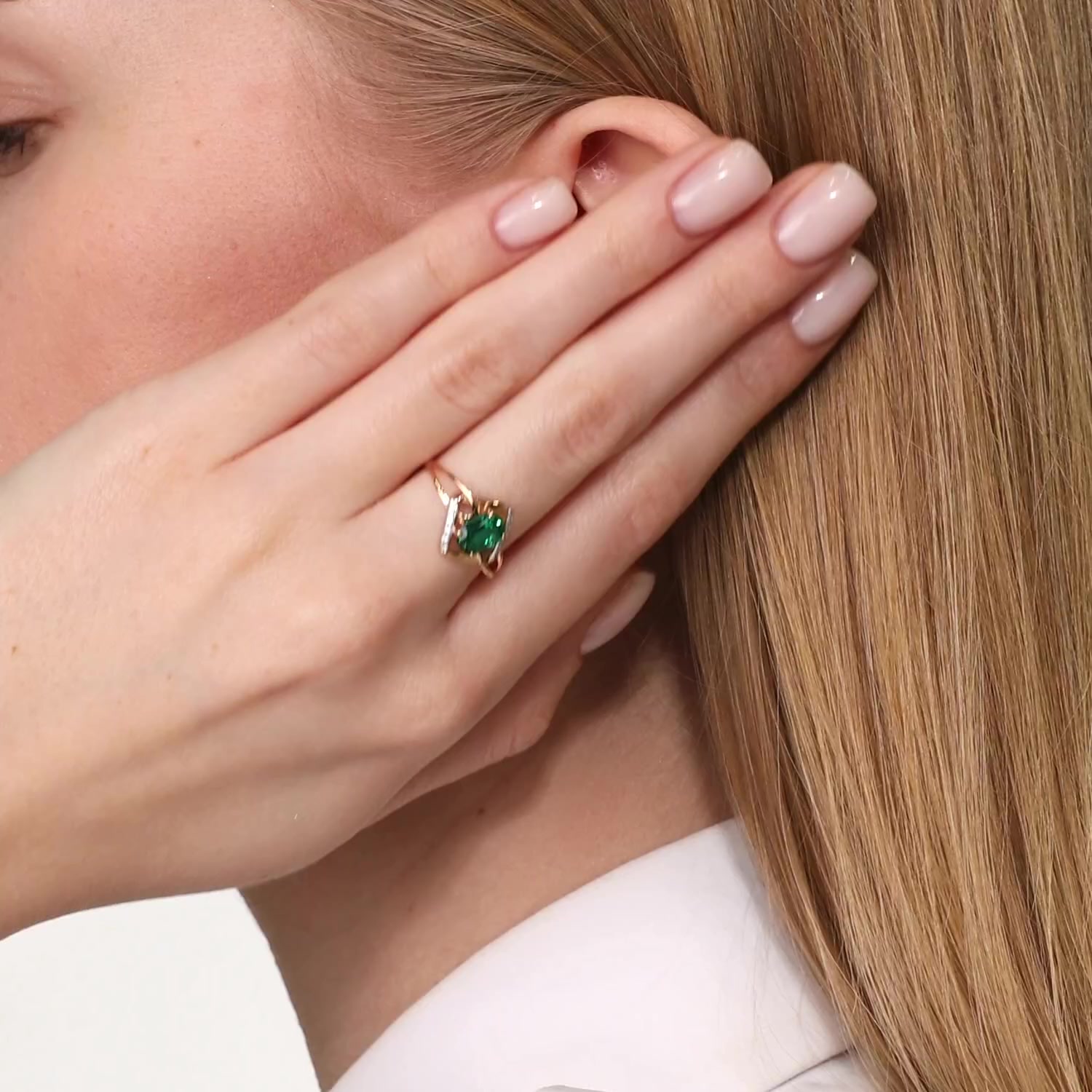 Золотое кольцо с изумрудом выращенным и бриллиантами