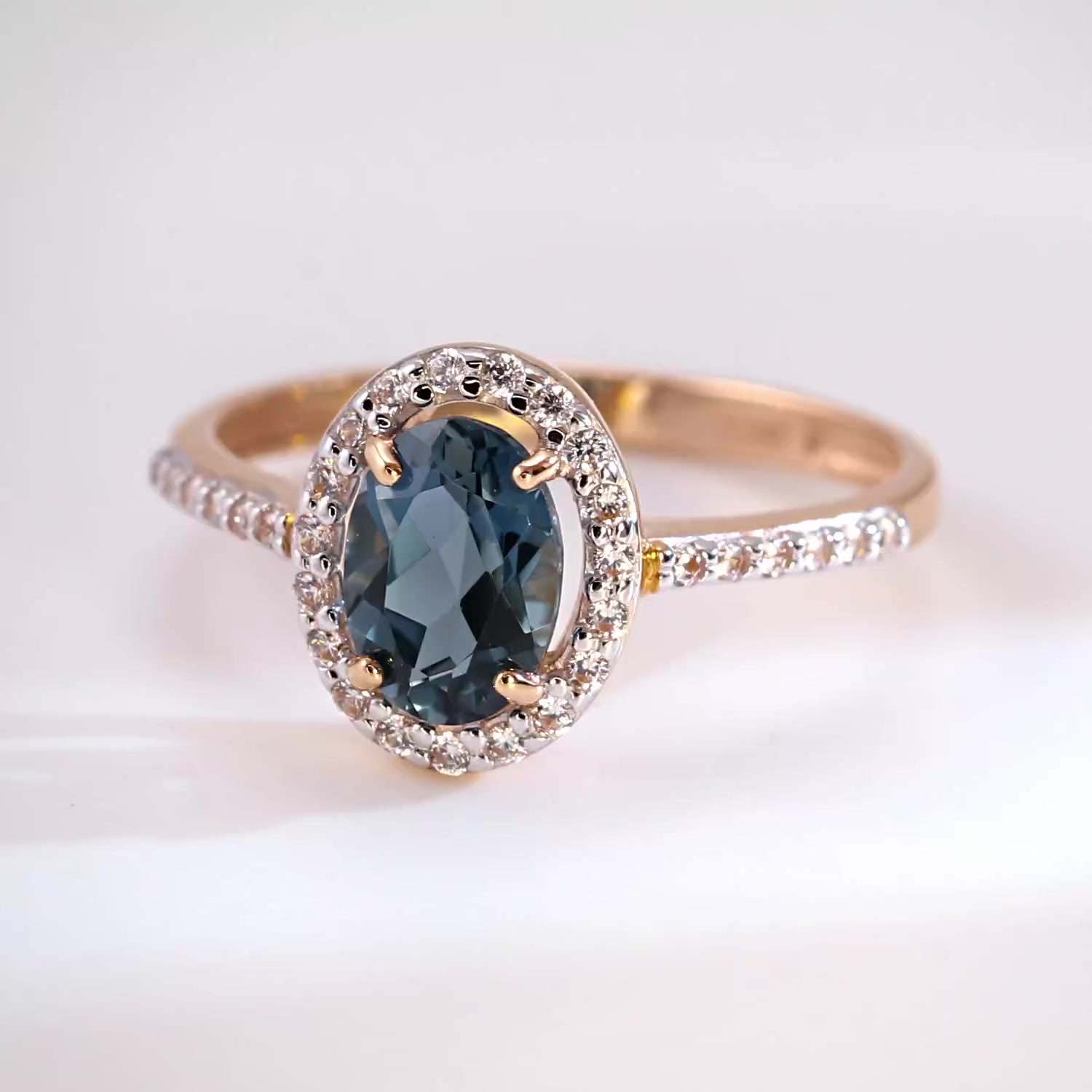 Золотое кольцо с топазом London и фианитами