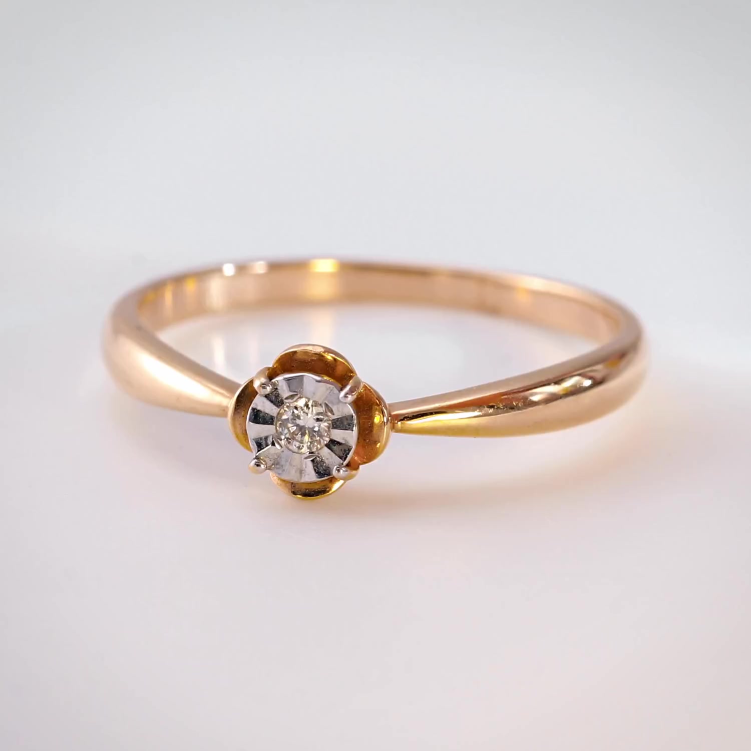 Золотое кольцо с бриллиантом