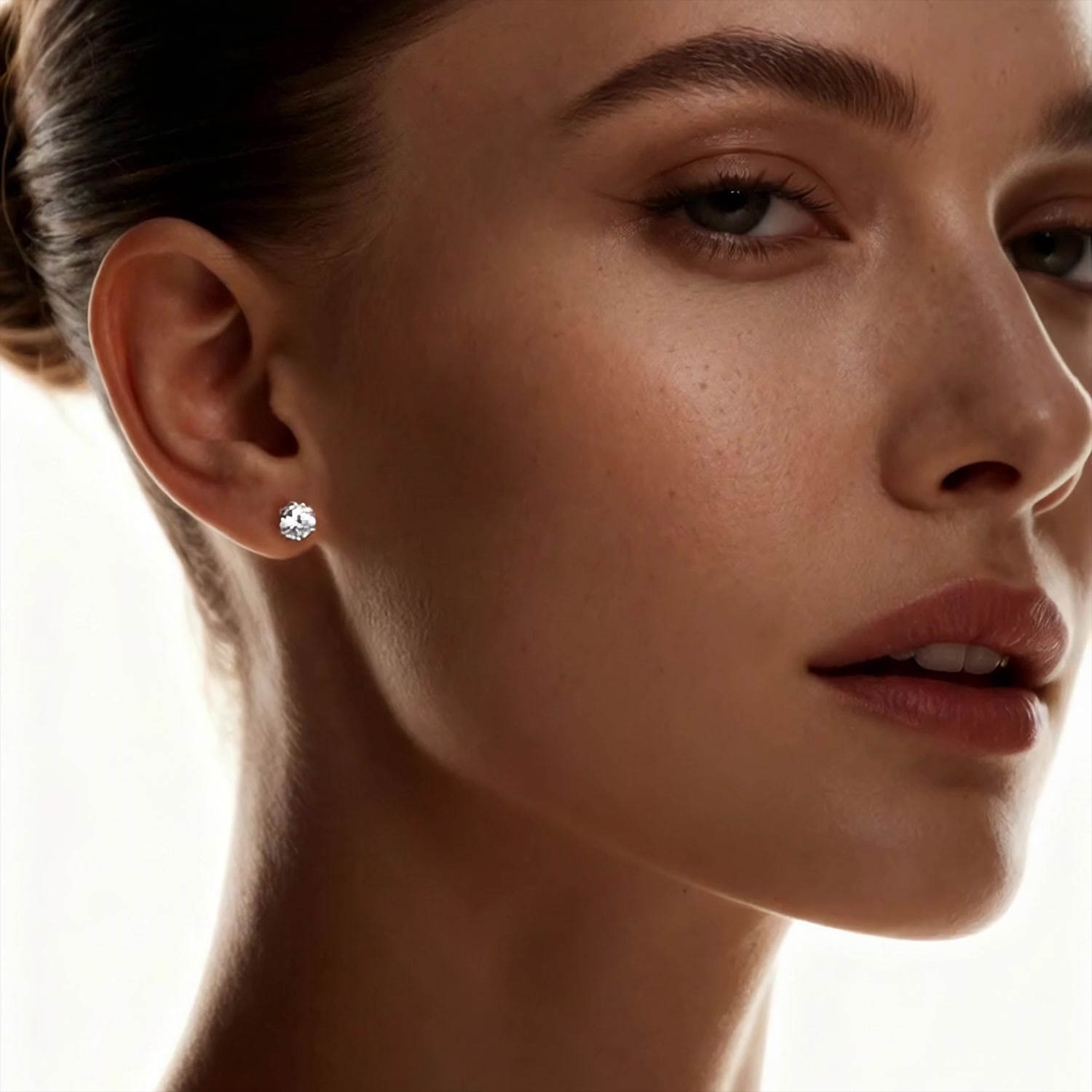 Золотые серьги с бриллиантами выращенными