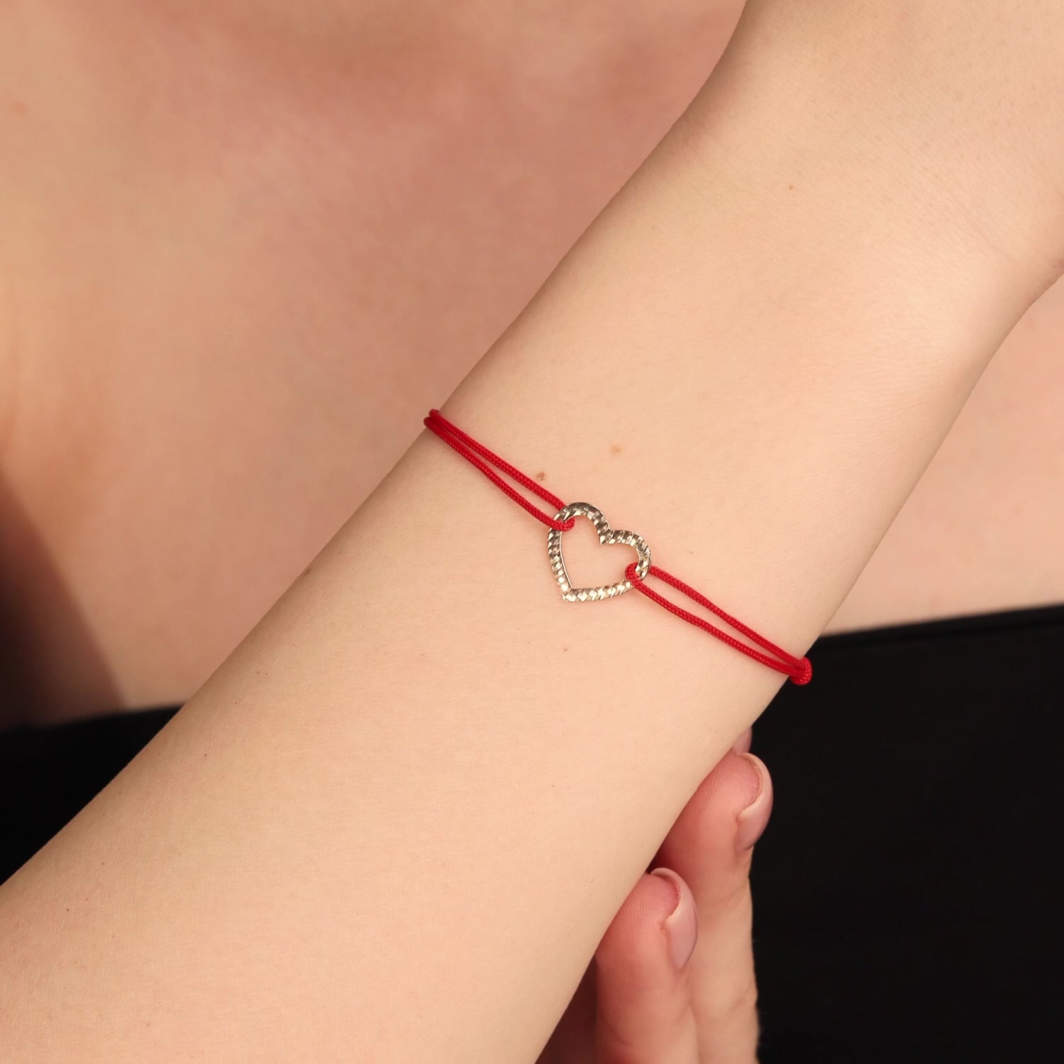 Браслет «красная нить» с золотой вставкой