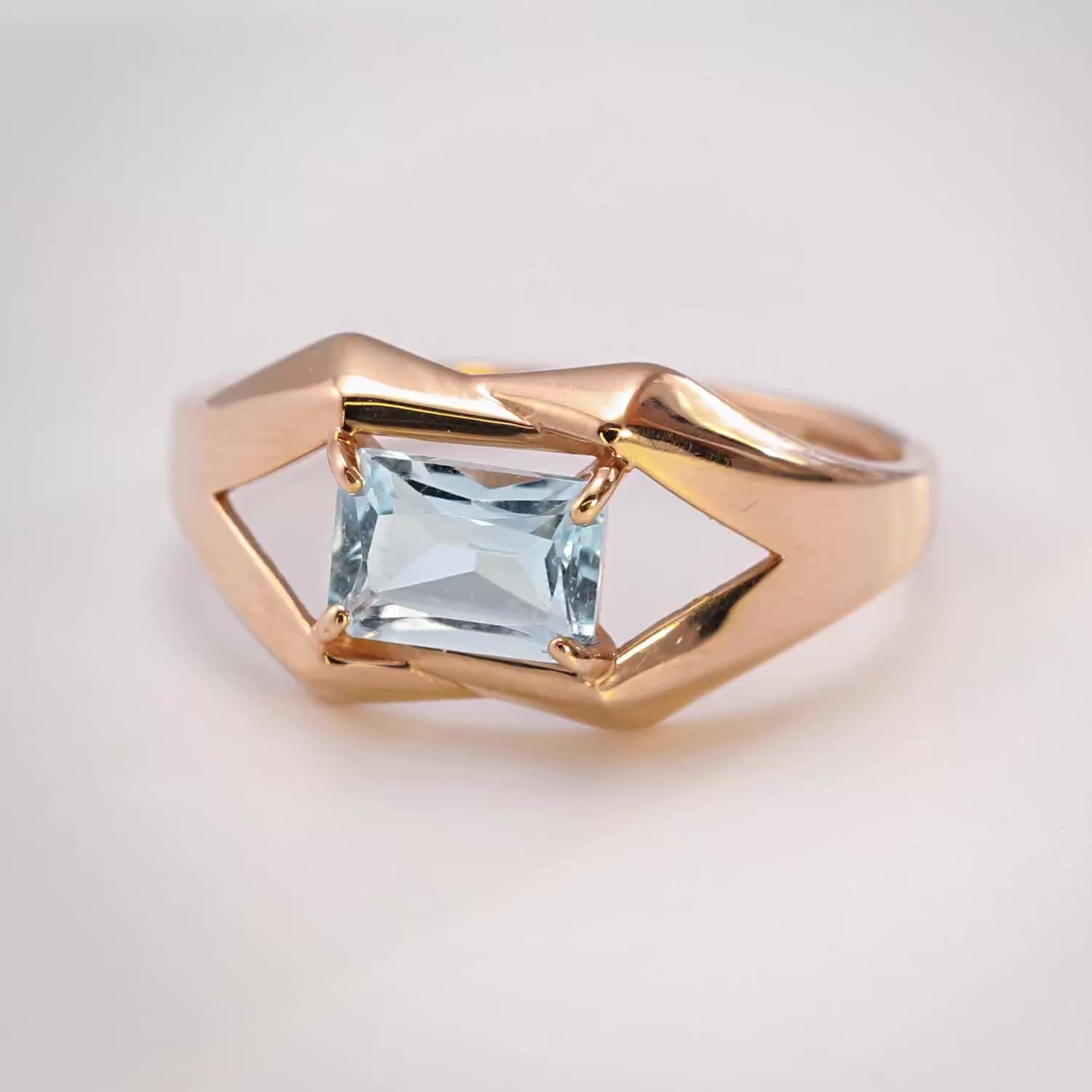 Золотое кольцо с топазом Sky