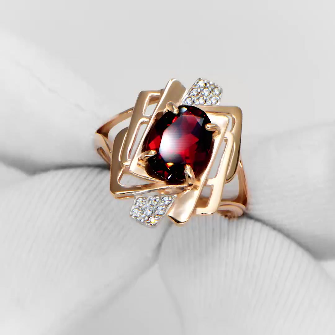 Золотое кольцо с гранатом и фианитами