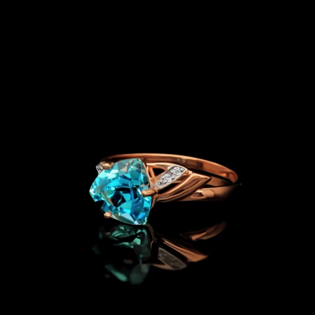 Золотое кольцо с топазом Sky и фианитами