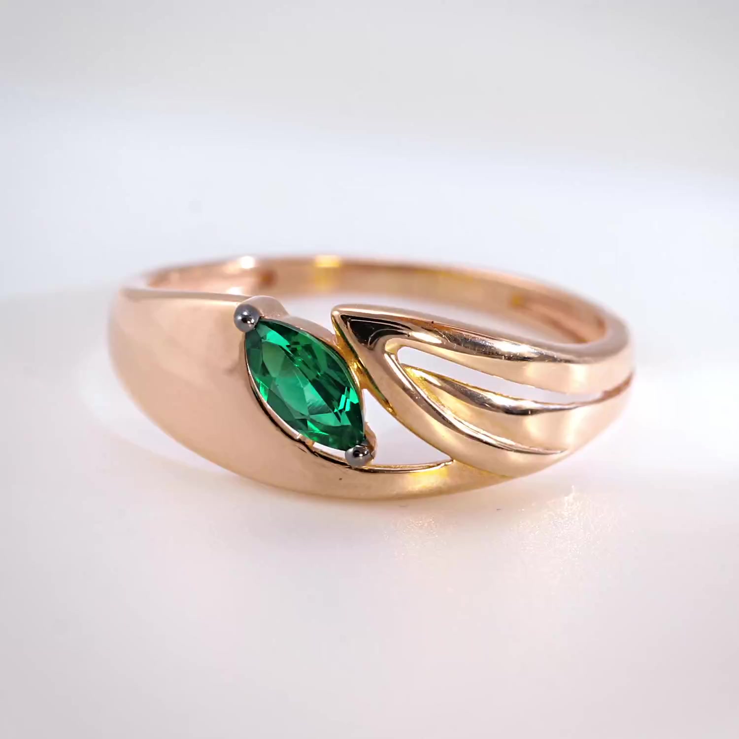 Золотое кольцо с изумрудом выращенным
