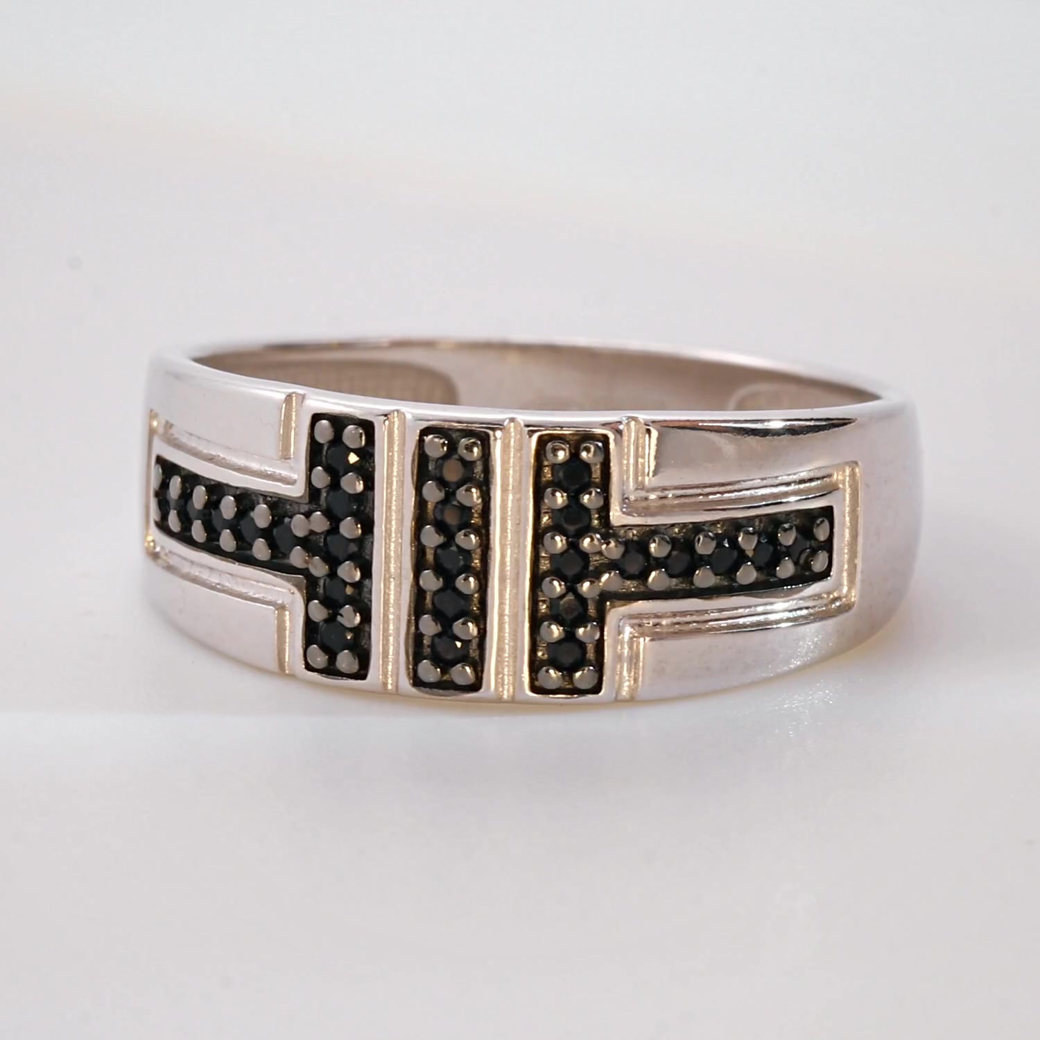 Серебряное кольцо с фианитами