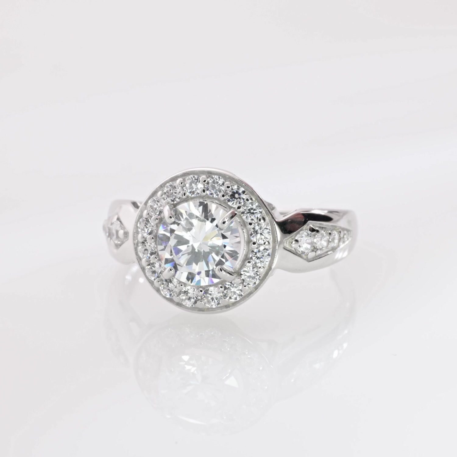 Серебряное кольцо с фианитами