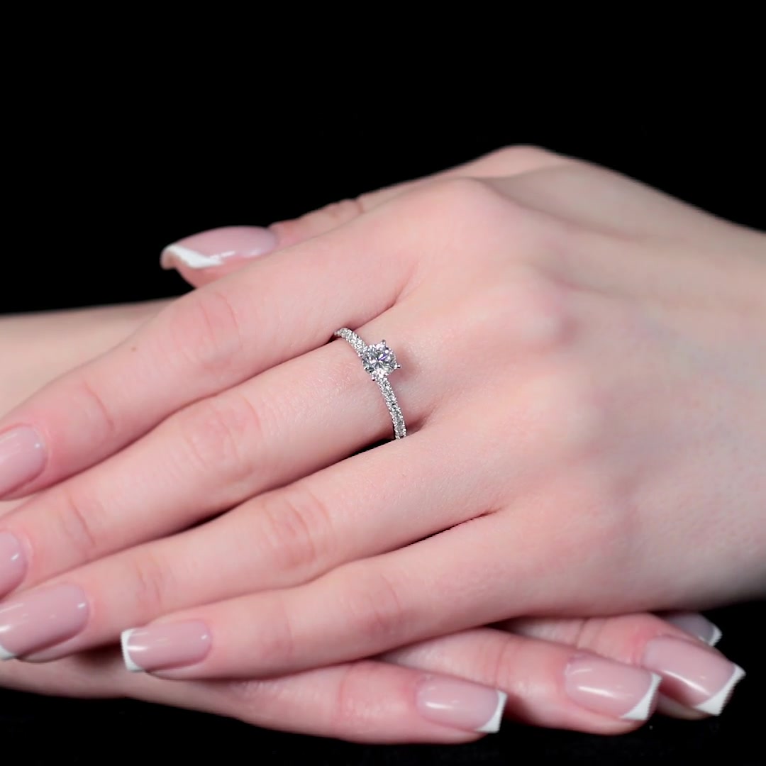 Золотое кольцо с бриллиантами выращенными