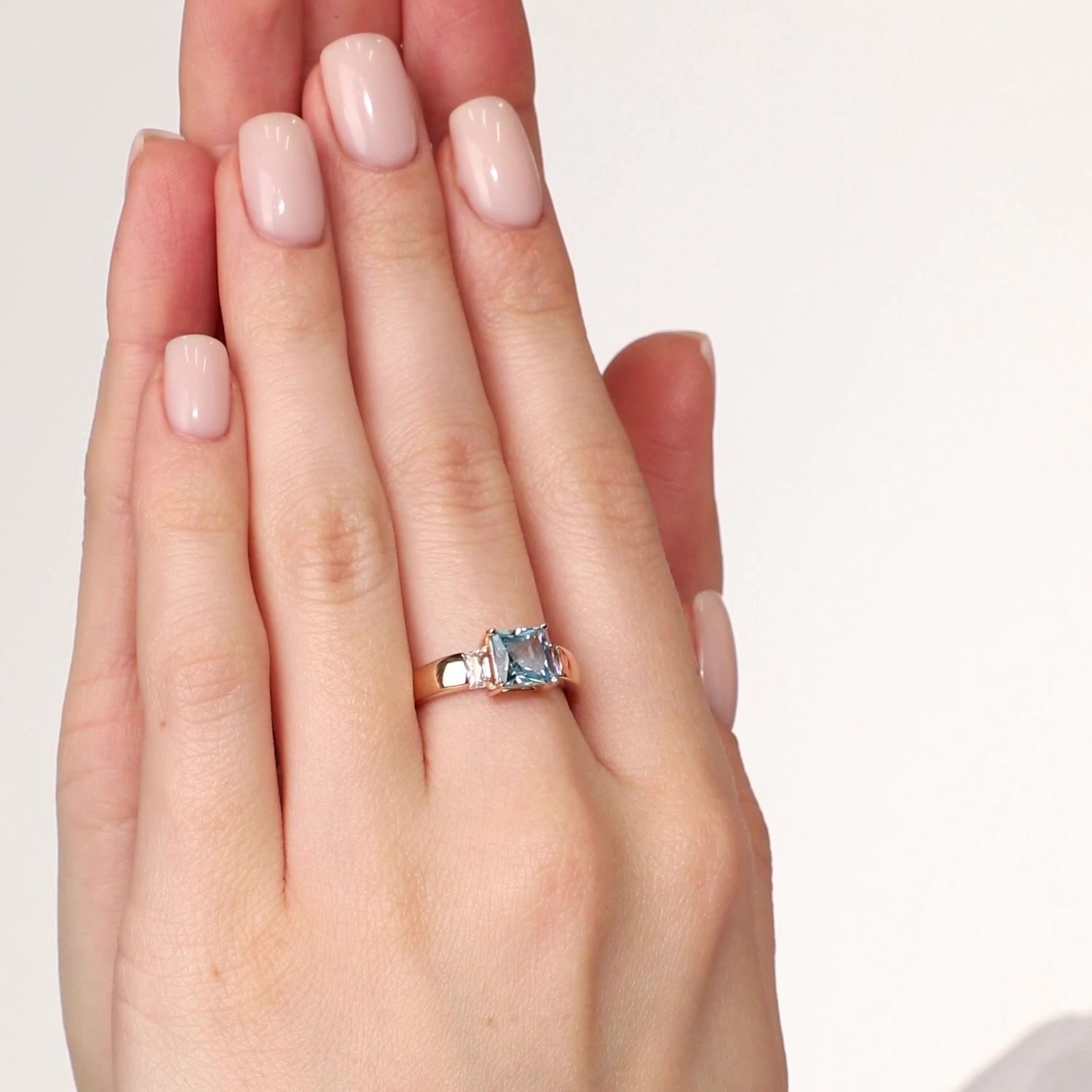 Золотое кольцо с топазом Swiss и фианитами