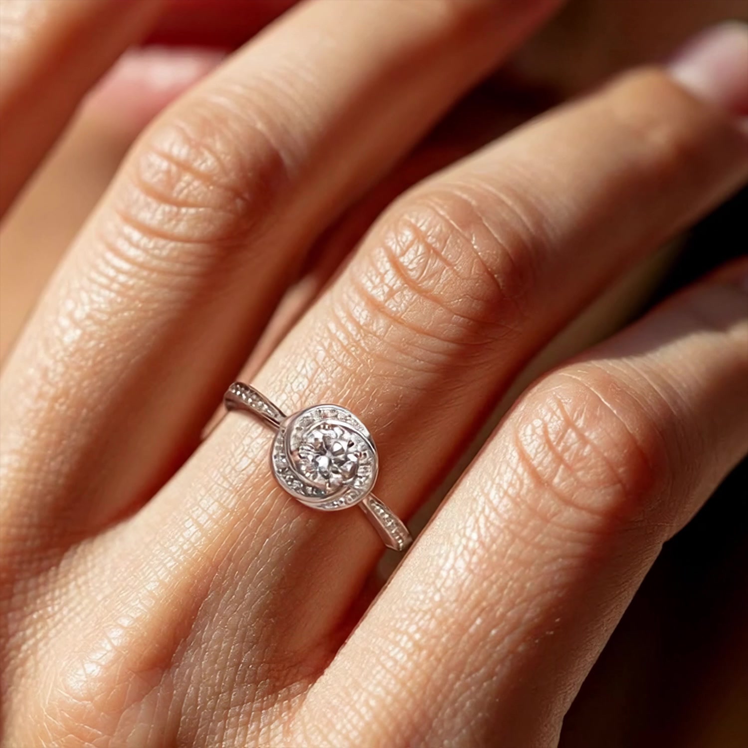 Золотое кольцо с бриллиантами выращенными