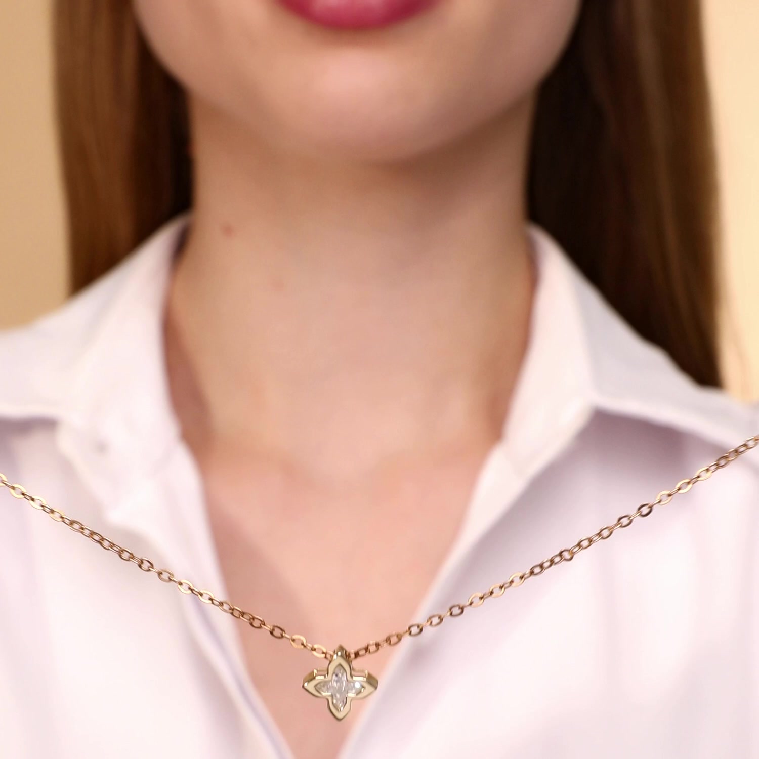 Золотая подвеска с фианитом