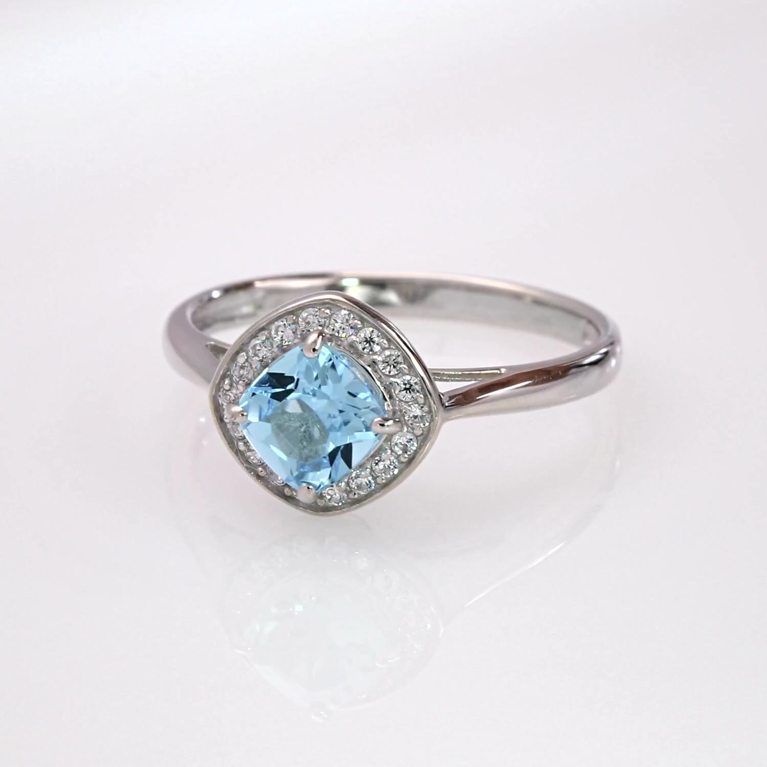 Золотое кольцо с топазом Swiss и фианитами