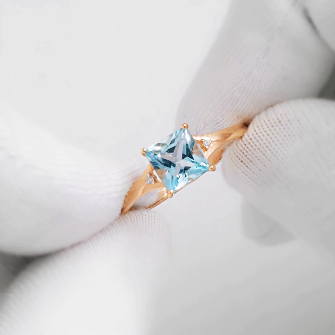 Золотое кольцо с топазом Sky и фианитами