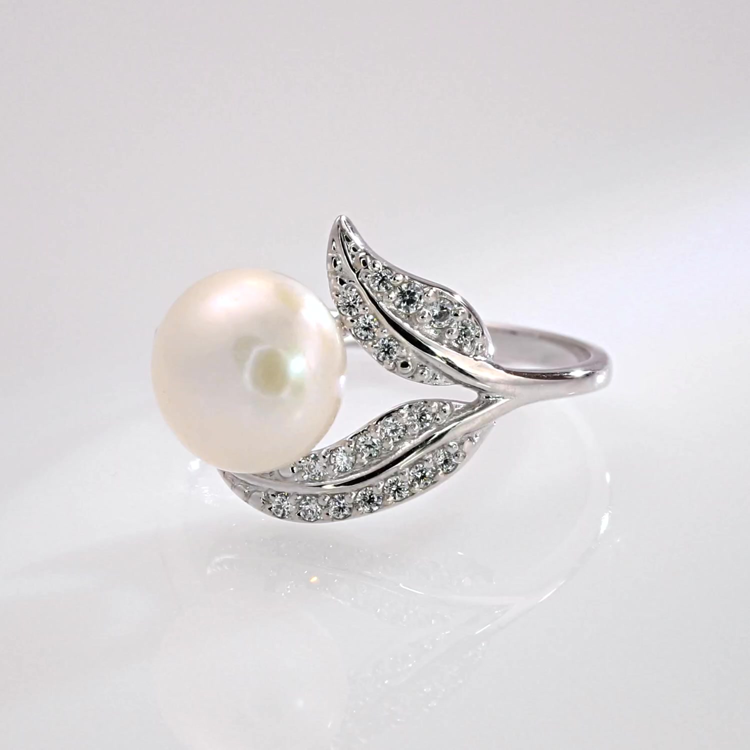 Золотое кольцо с жемчугом и фианитами