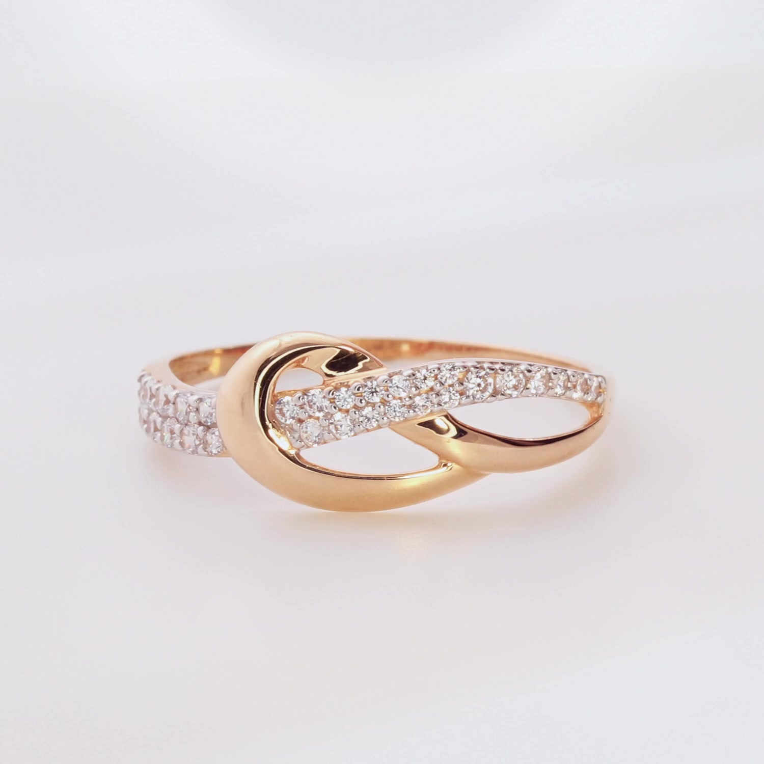 Золотое кольцо с фианитами