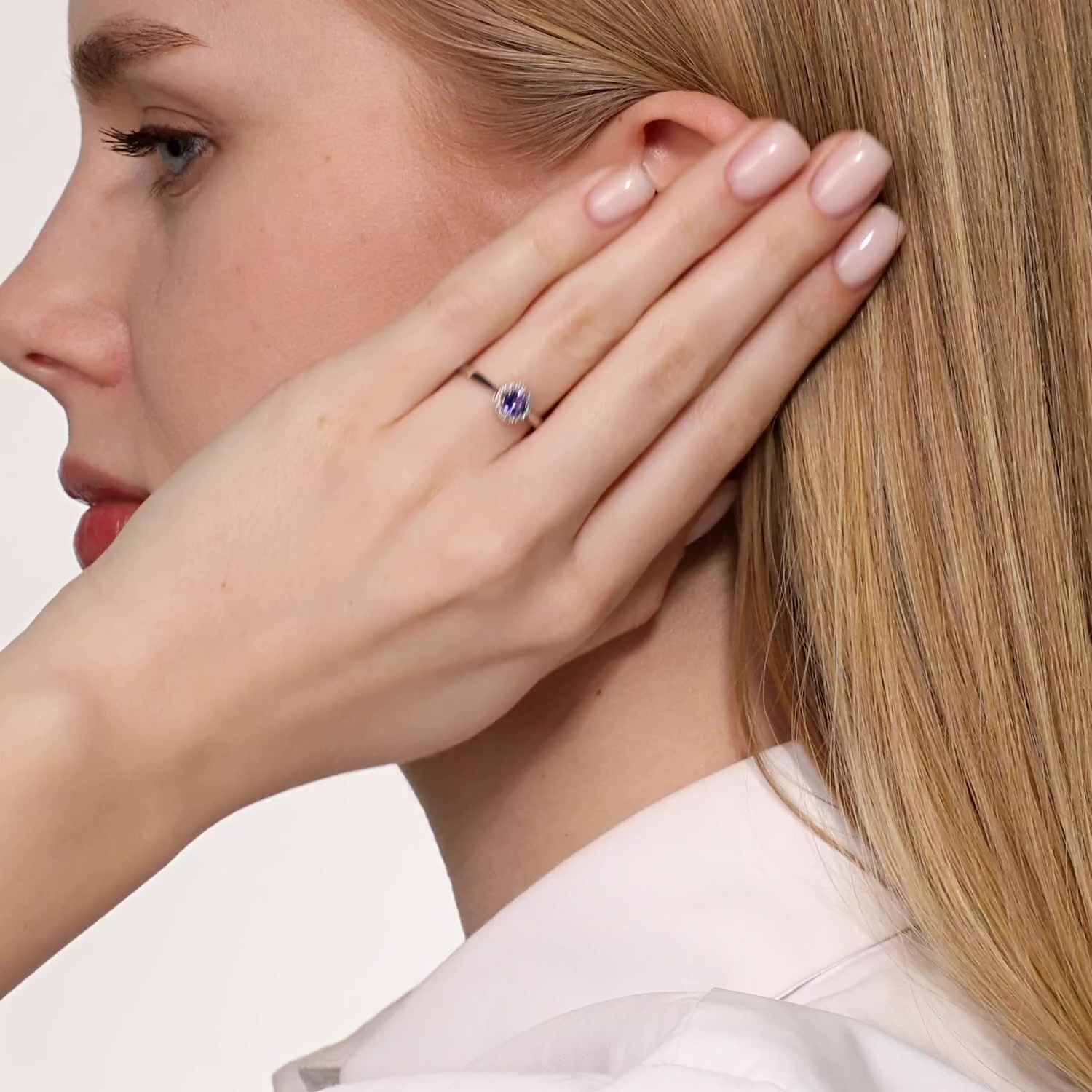 Золотое кольцо с танзанитом и бриллиантами