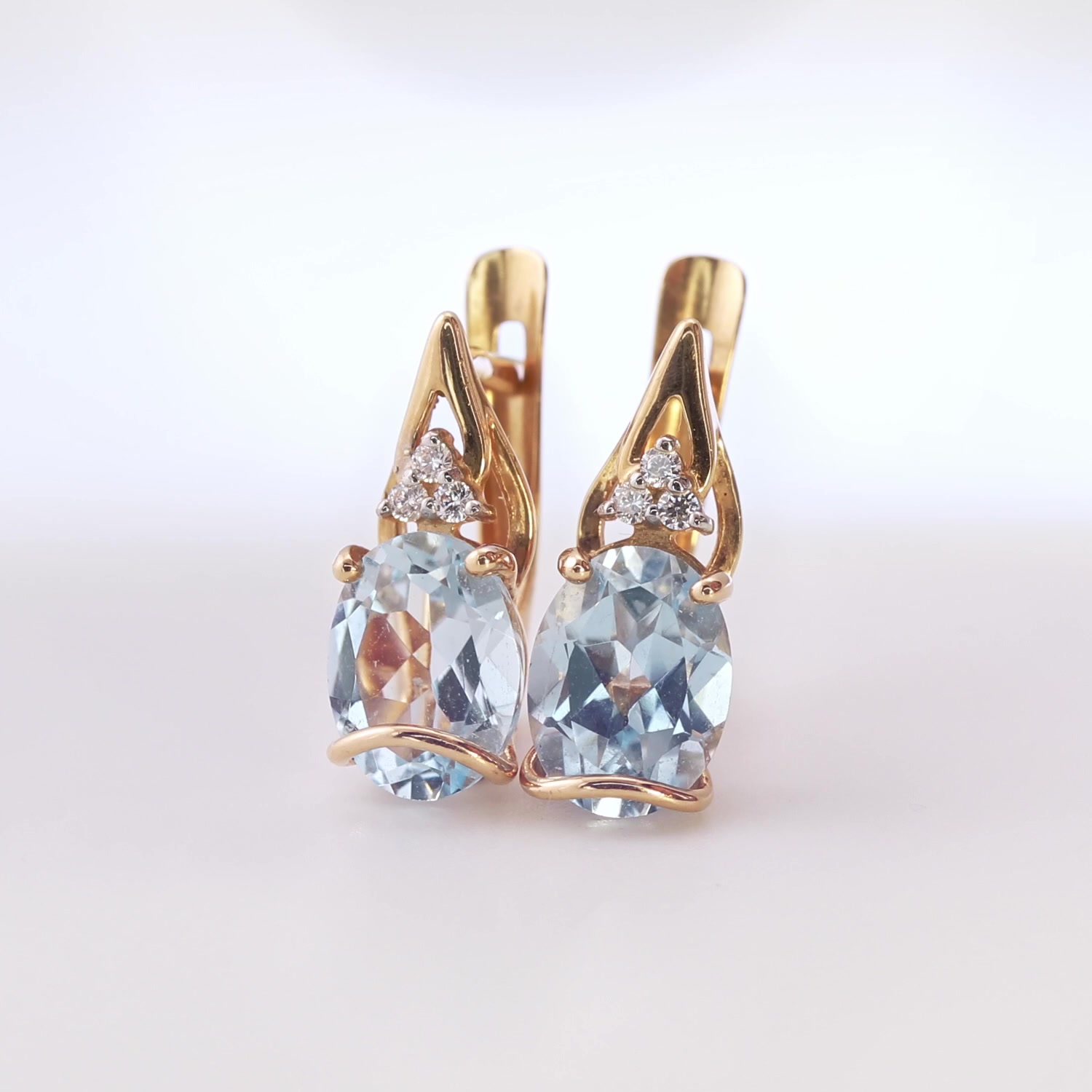Золотые серьги с топазами Sky и фианитами