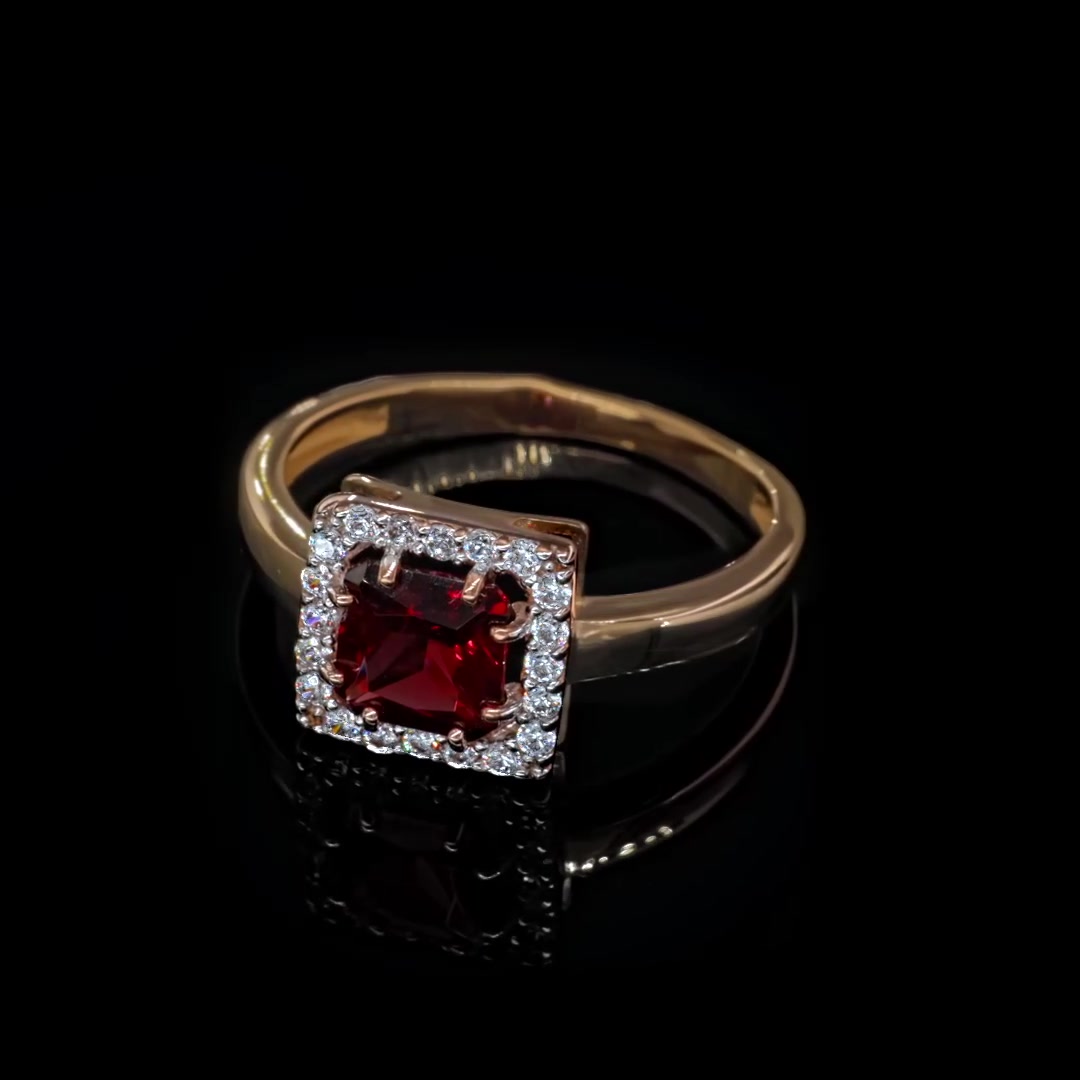 Золотое кольцо с гранатом и фианитами