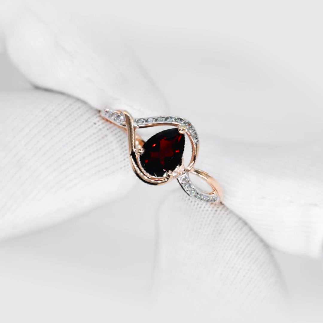 Золотое кольцо с гранатом и фианитами