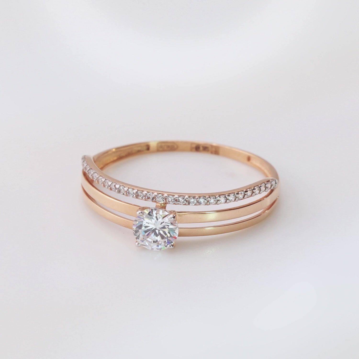 Золотое кольцо с фианитами