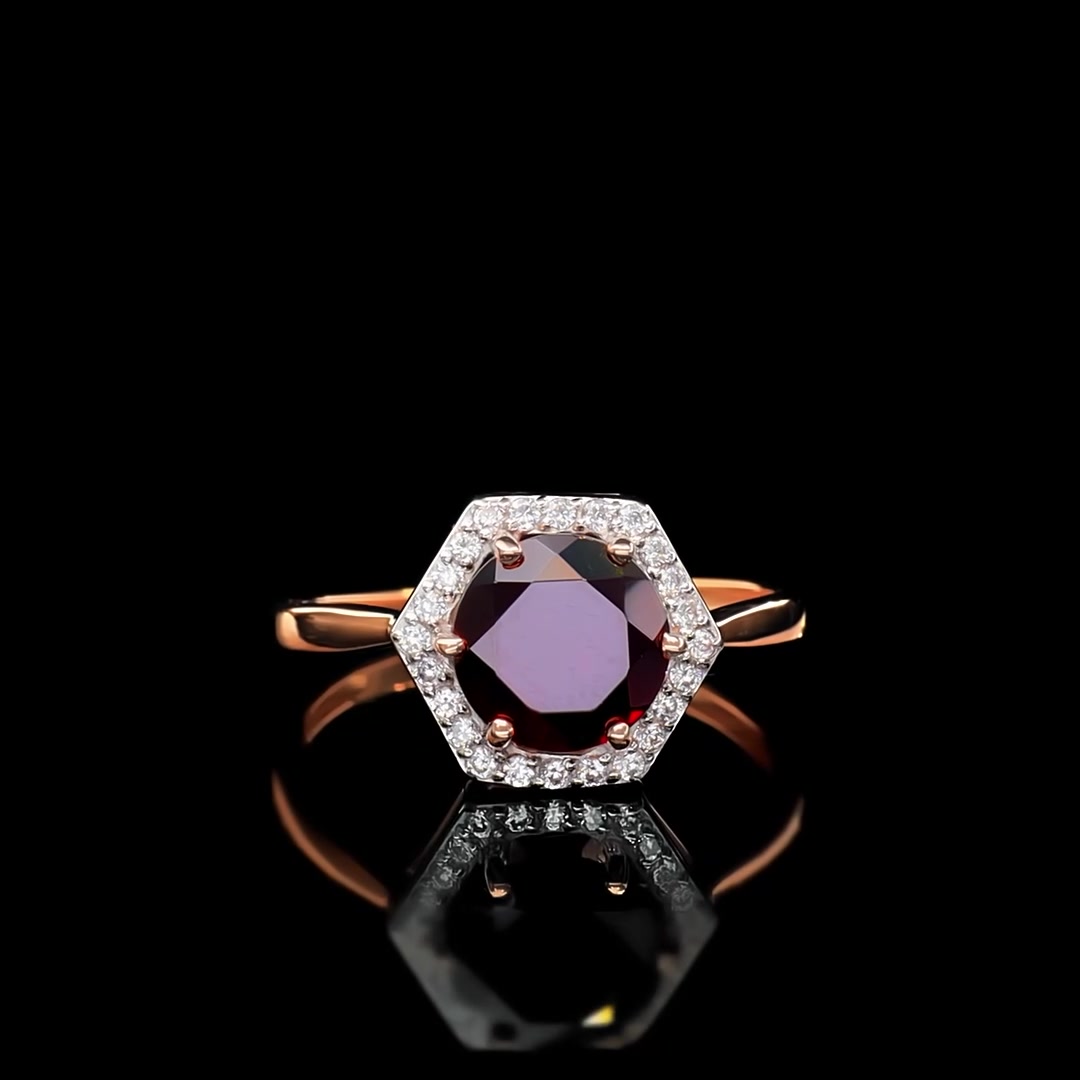 Золотое кольцо с гранатом и фианитами