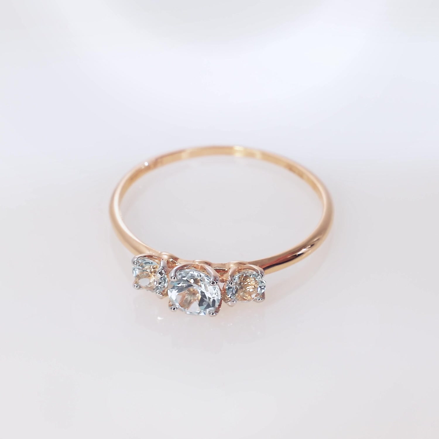 Золотое кольцо с топазами Sky