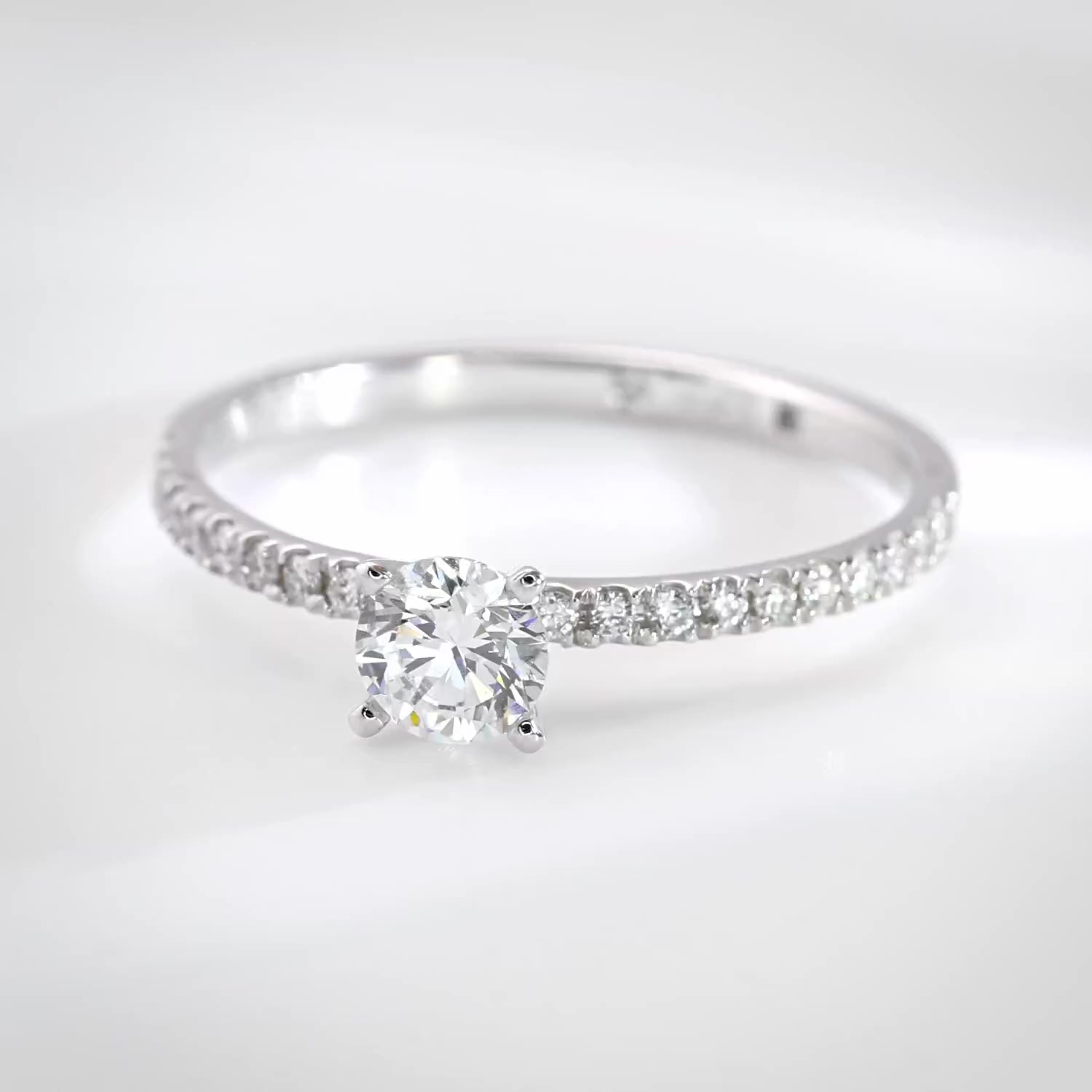 Золотое кольцо с бриллиантами выращенными