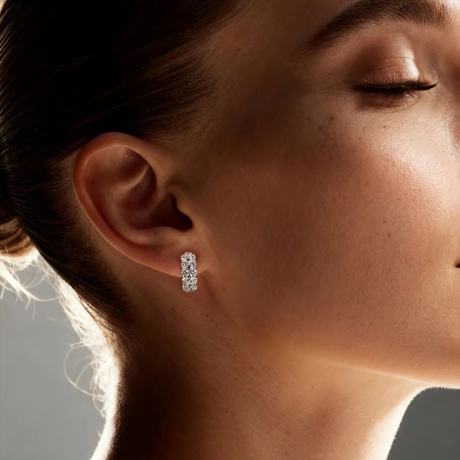 Золотые серьги с бриллиантами выращенными