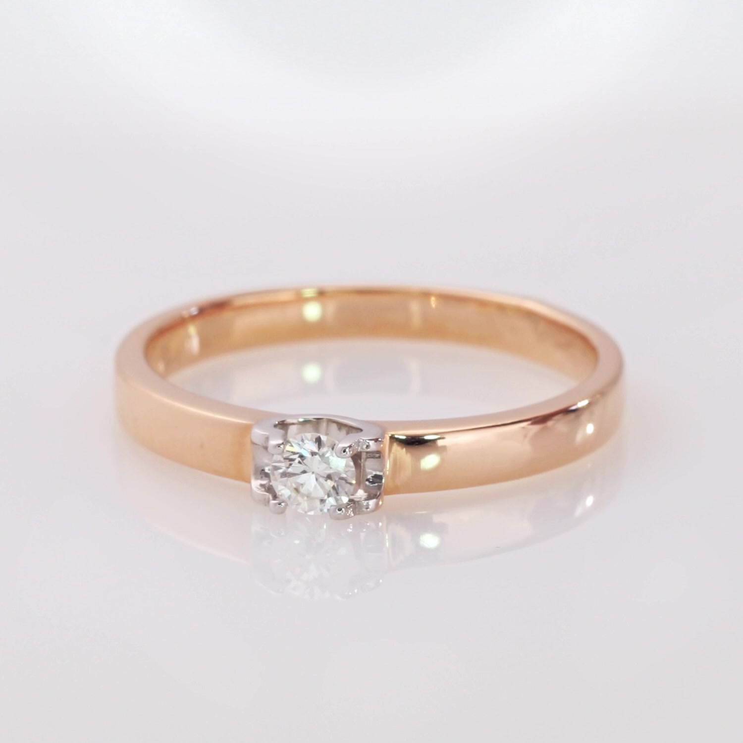 Золотое кольцо с бриллиантом