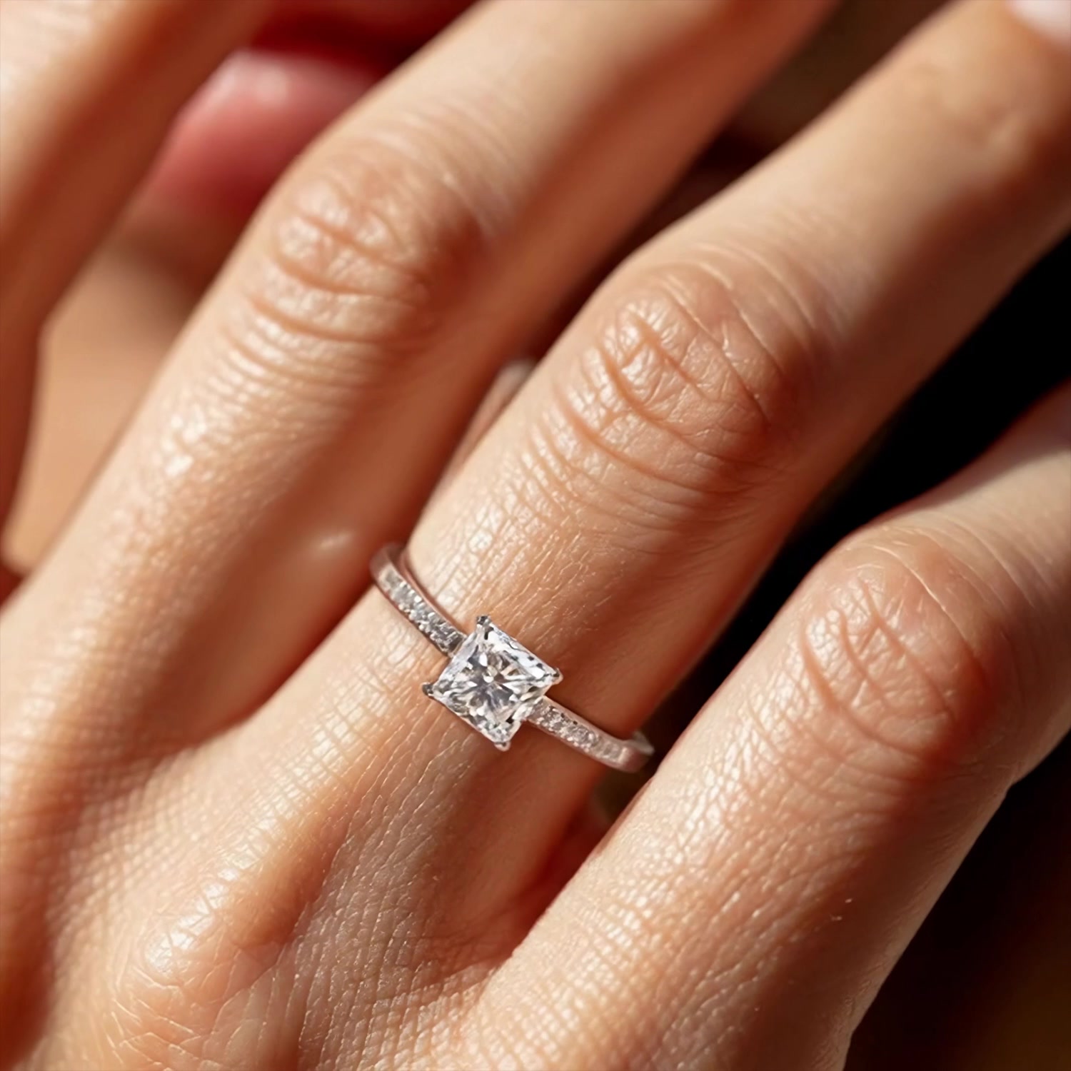 Золотое кольцо с бриллиантами выращенными