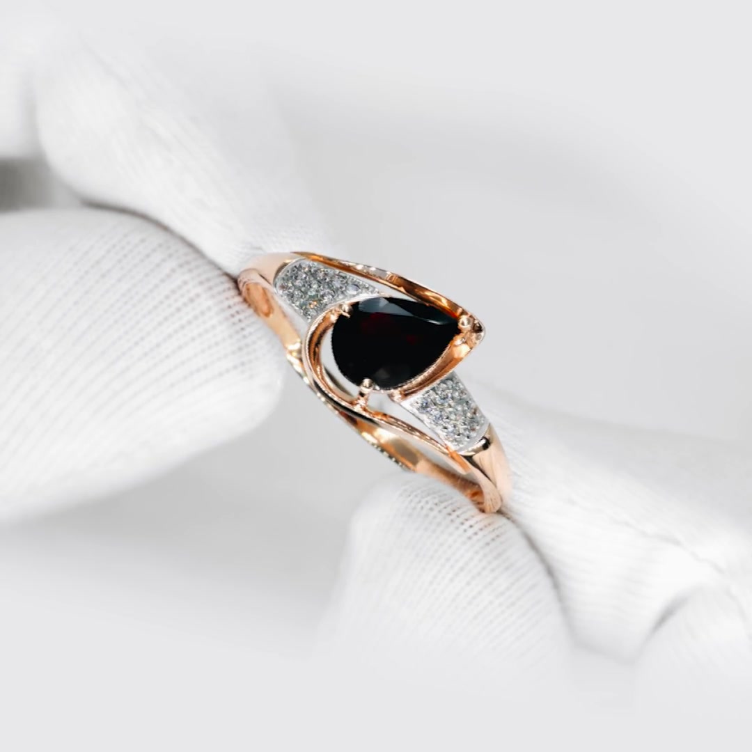 Золотое кольцо с гранатом и фианитами