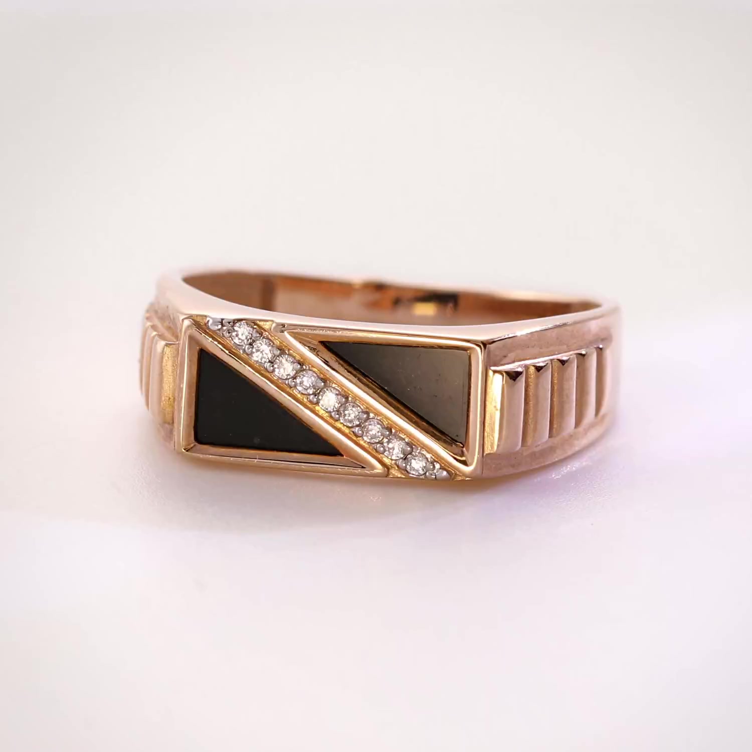 Золотая печатка с фианитами