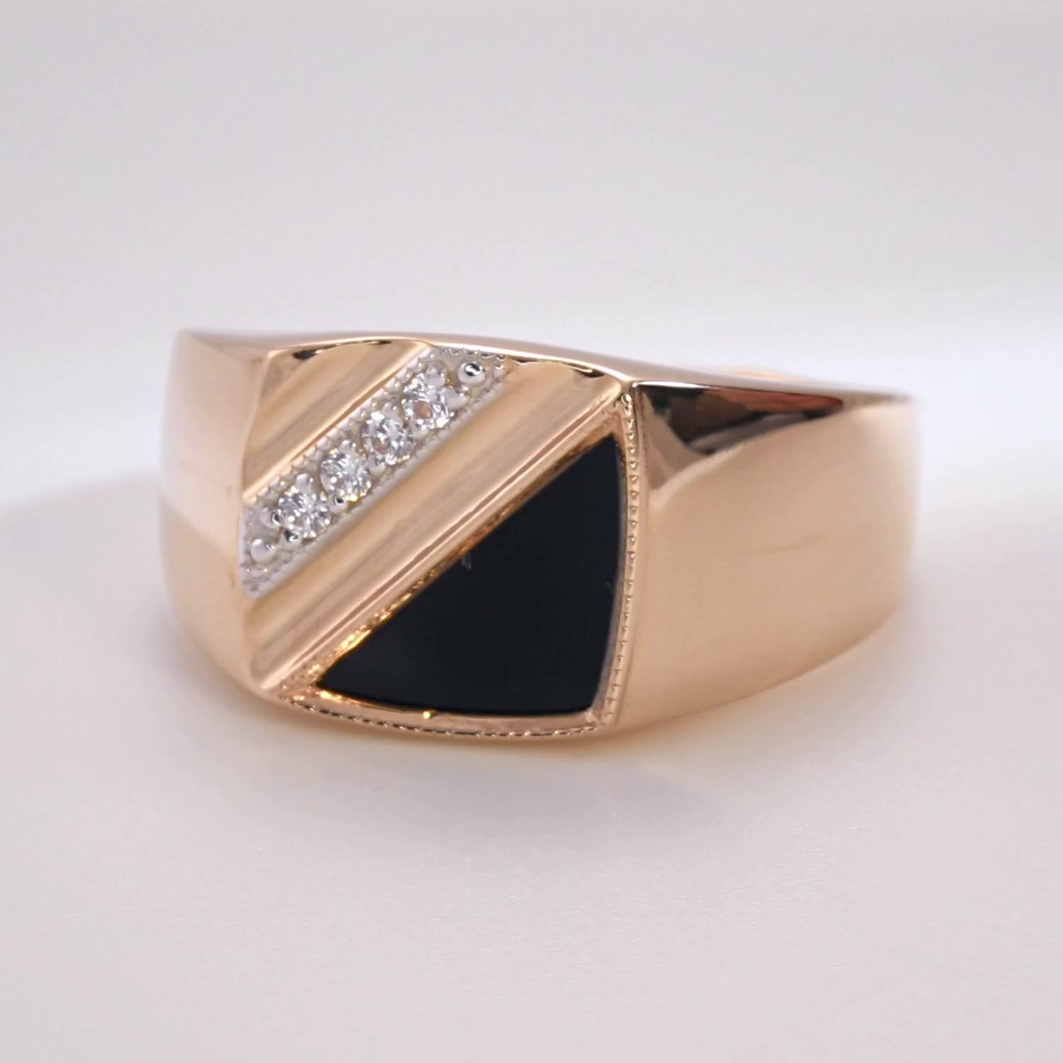 Золотая печатка с фианитами