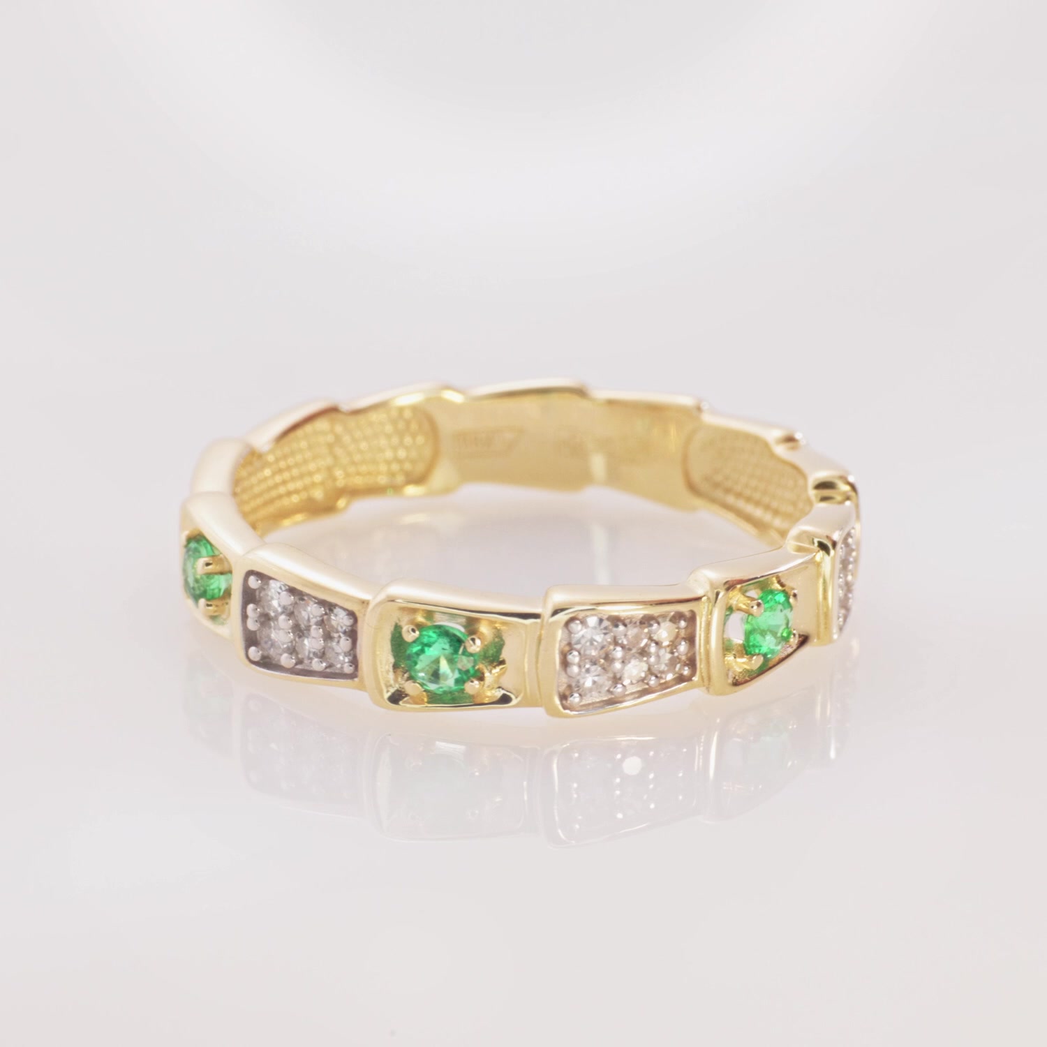 Золотое кольцо с изумрудами и бриллиантами