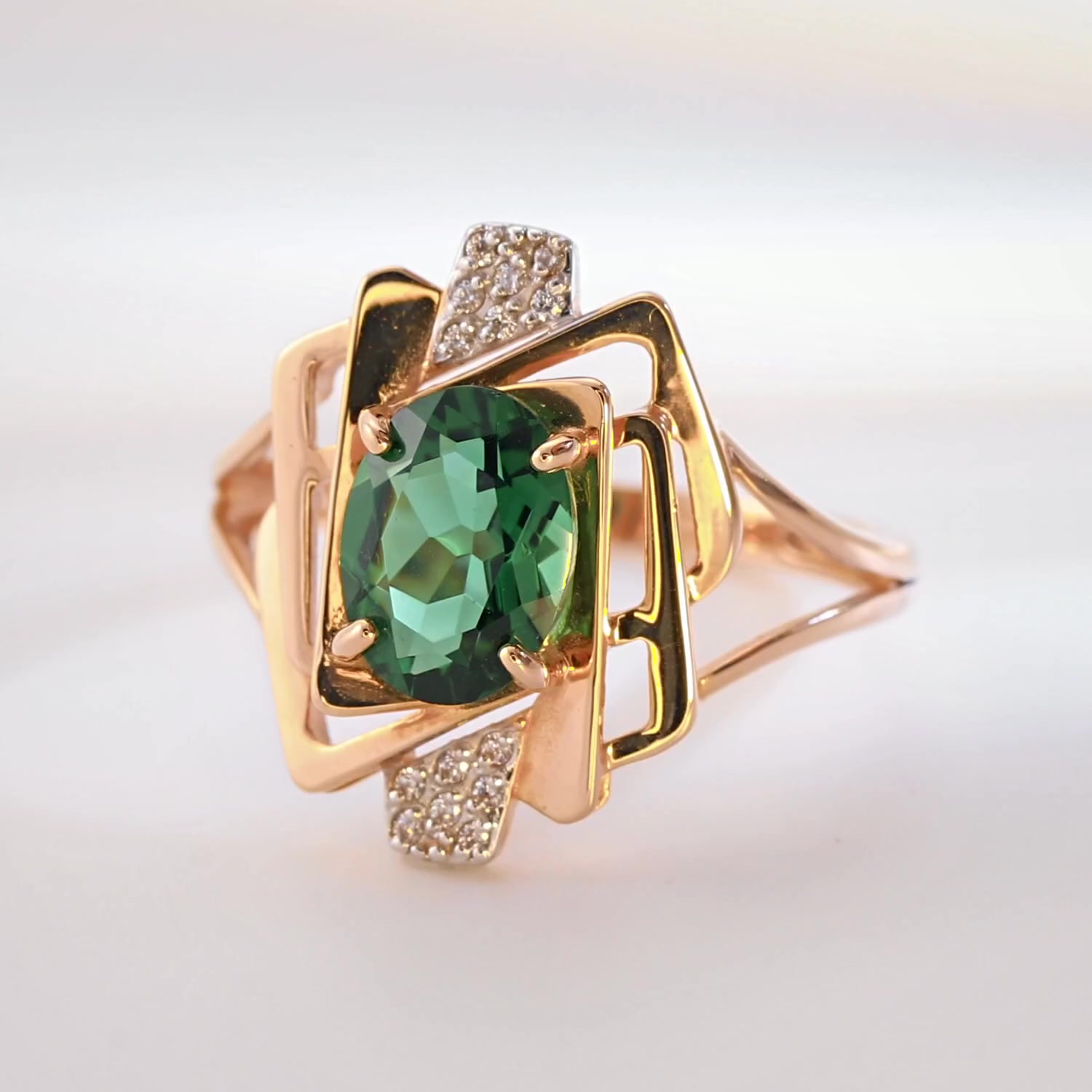 Золотое кольцо с имитацией кварца и фианитами