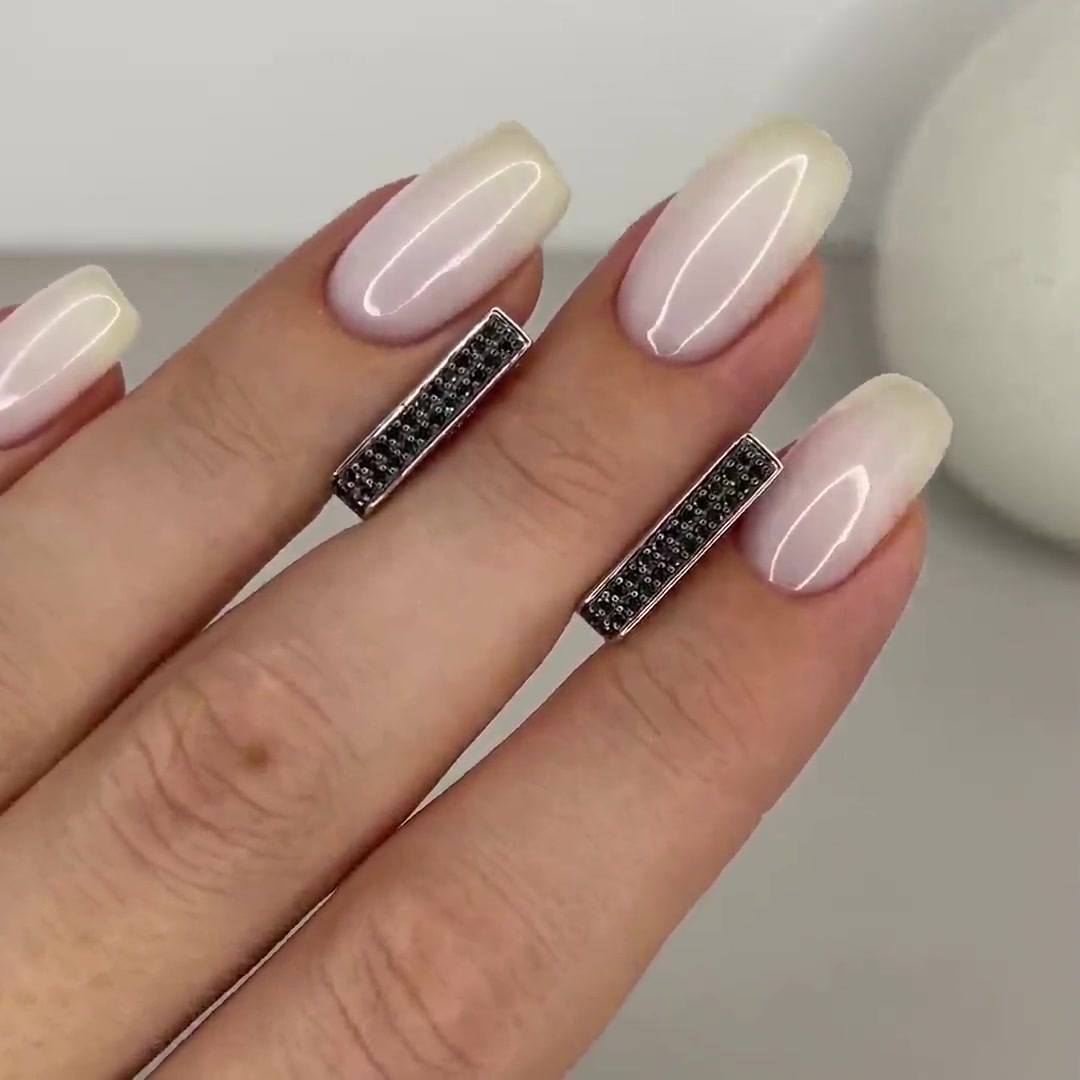 Золотые серьги с черными бриллиантами