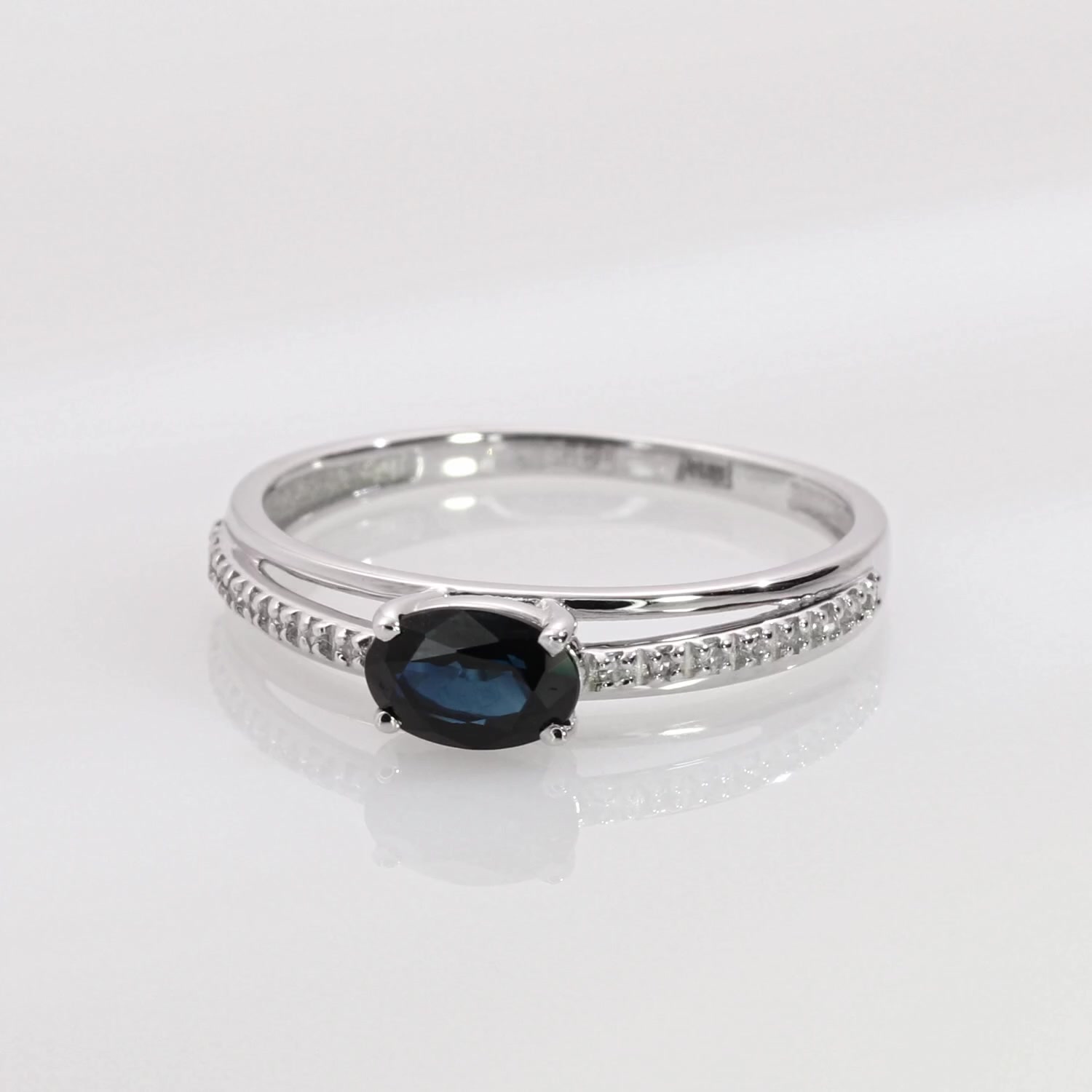 Золотое кольцо с сапфиром и бриллиантами