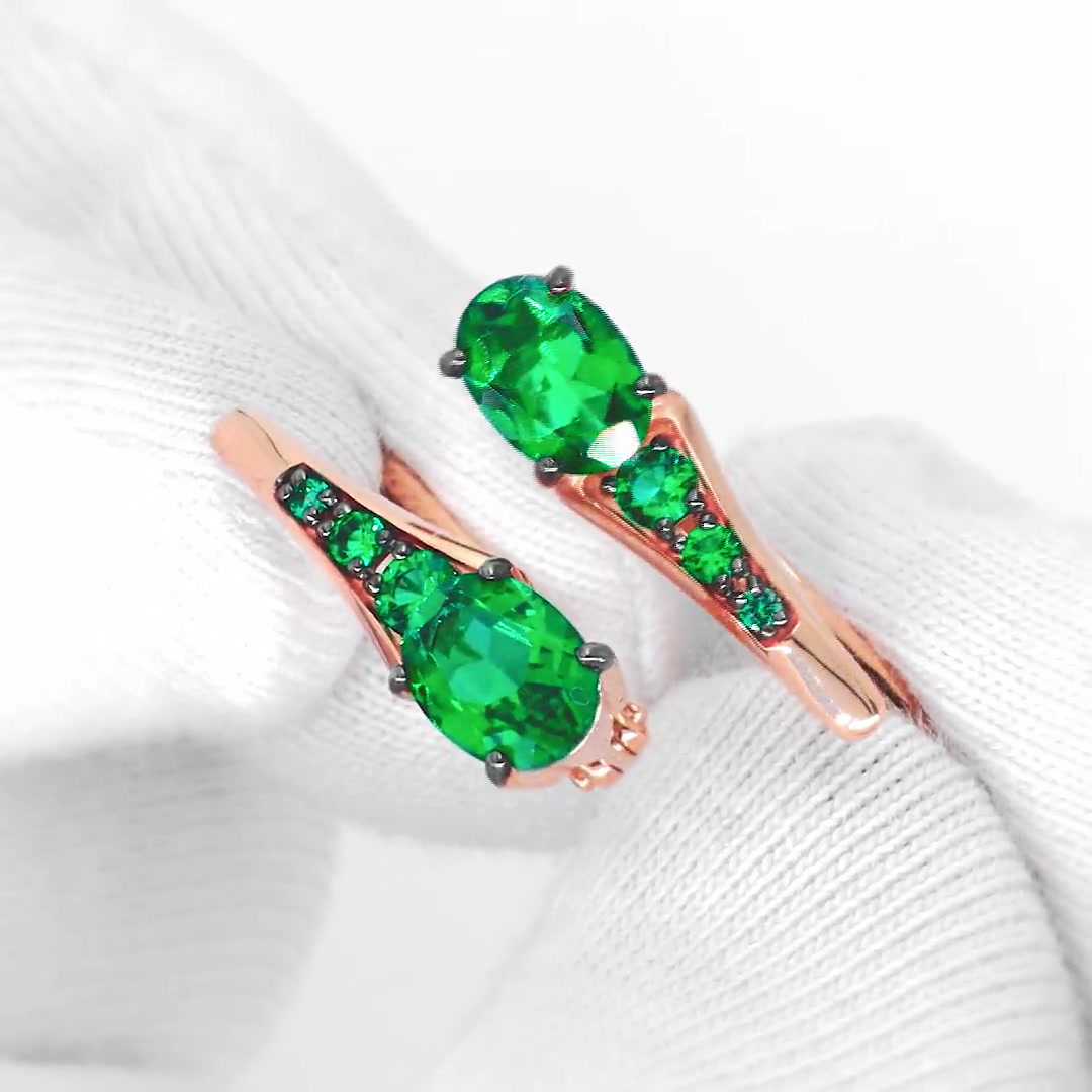 Золотые серьги с изумрудами выращенными